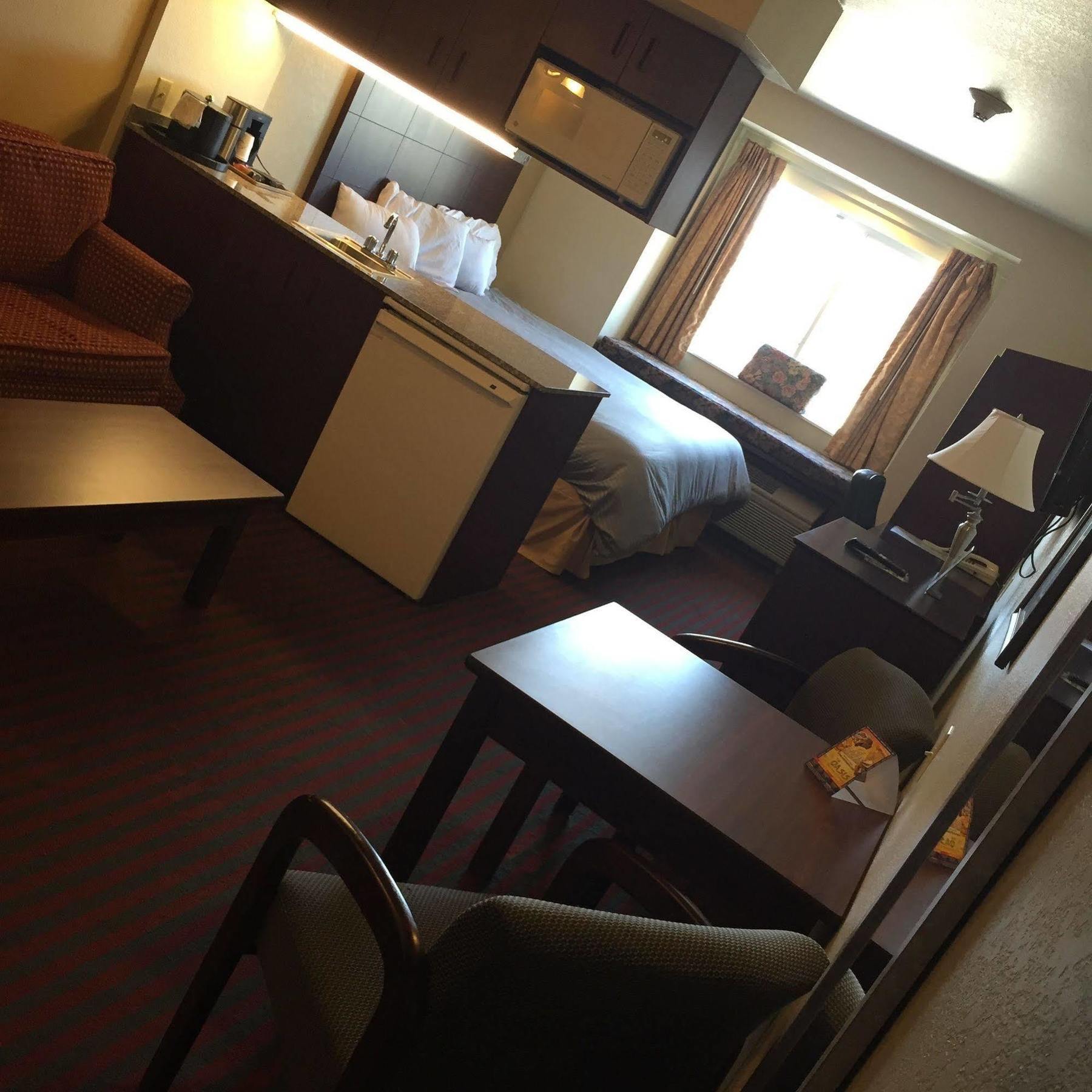 Bridgepointe Inn & Suites Toledo-Perrysburg-Rossford-Oregon-Maumee By Hollywood Casino Northwood Exterior photo